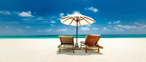 En la playa y toallas de playa