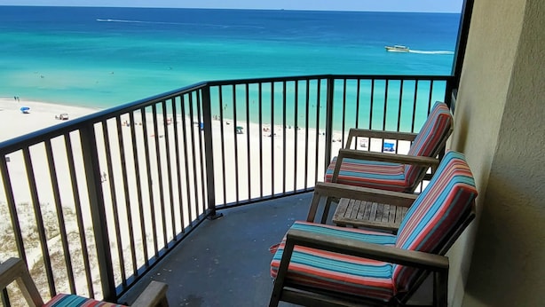 Un balcón con vista a la playa y al océano.