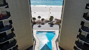 Vista de una piscina con una playa al fondo.