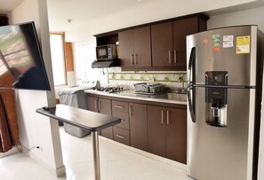 Fridge, microwave, stovetop, coffee/tea maker - Apartment with great view and good location (Medellín)