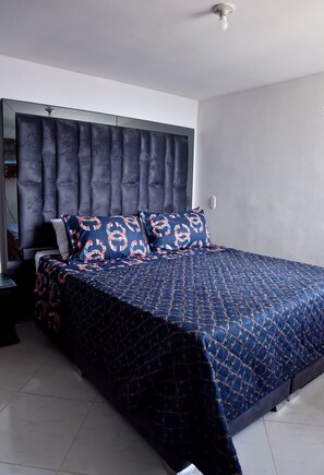 3 bedrooms, iron/ironing board, free WiFi, bed sheets - Apartment with great view and good location (Medellín)