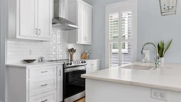 KĂŒhlschrank, Mikrowelle, Ofen, Herdplatte