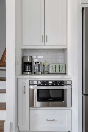 ثلاجة، ميكروويف، فرن، موقد طهي مسطح