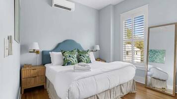 2 slaapkamers, een bureau, een strijkplank/strijkijzer, reisbedje