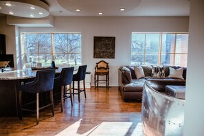 Interior - Sleeps 8, 7 Queen Beds, Centrally Located, Near Downtown KC & County Club Plaza (Kansas City)