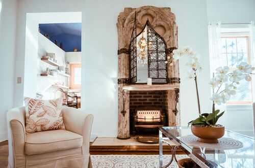 Sleeps 8, 7 Queen Beds, Centrally Located, Near Downtown KC & County Club Plaza