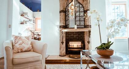 Sleeps 8, 7 Queen Beds, Centrally Located, Near Downtown KC & County Club Plaza