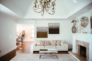 Smart TV - Sleeps 8, 7 Queen Beds, Centrally Located, Near Downtown KC & County Club Plaza (Kansas City)