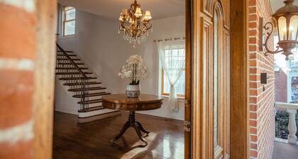 Sleeps 8, 7 Queen Beds, Centrally Located, Near Downtown KC & County Club Plaza