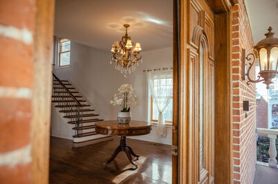 Sleeps 8, 7 Queen Beds, Centrally Located, Near Downtown KC & County Club Plaza