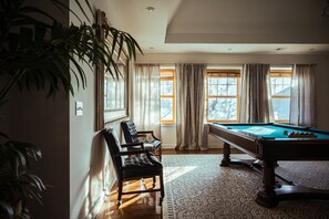 Game room - Sleeps 8, 7 Queen Beds, Centrally Located, Near Downtown KC & County Club Plaza (Kansas City)