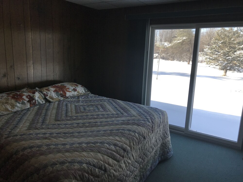 DogFriendly large rural Estate just outside Alex Bay with hot tub and