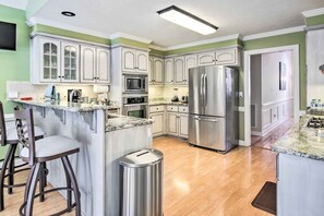 Fridge, microwave, stovetop, dishwasher - Gorgeous Evans Retreat < 14 Mi to Augusta! (Evans)