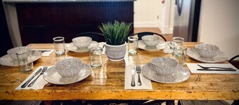 Helen's House-3 bed, 2 bath bungalow 3 blocks from Main Street!!!