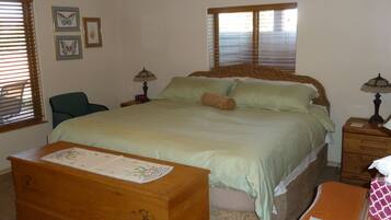 2 chambres, bureau, chambres insonorisées, fer et planche à repasser