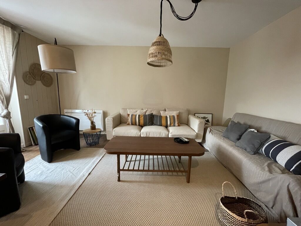 Televisio, DVD-soitin, kirjoja, stereot