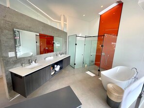 Badewanne, Haartrockner, Handtücher