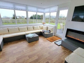 Cottage | Interior - Top Of The Lane Luxury Holiday Apartment (Tyn-y-Gongl)