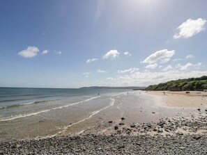 Beach nearby - Top Of The Lane Luxury Holiday Apartment (Tyn-y-Gongl)