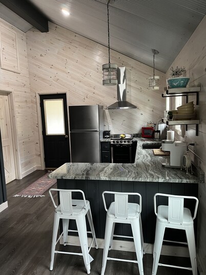 Super clean cabin near ORV trails & AuSable River, walking distance to town Mio.