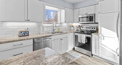 Lovely 2-Bedroom Condo, Close to Burlington/Airport!