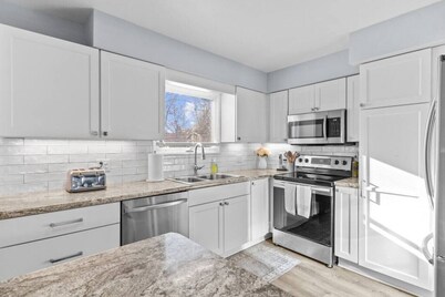 Lovely 2-Bedroom Condo, Close to Burlington/Airport!