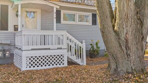 A single-story house with a front porch, a mailbox, and a tree in the background. - Lovely 2-Bedroom Condo, Close to Burlington/Airport! (South Burlington)