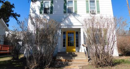 Downtown Apartment! Private Parking & Monthly Rates