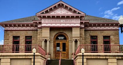 Downtown Apartment! Private Parking & Monthly Rates