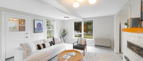 Smart TV, fireplace, Netflix, streaming services