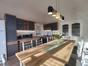 Jääkaappi, mikroaaltouuni, uuni, liesi