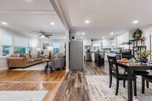 Spacious & Stylish ~ Near TIEC ~ Patio ~ Fire Pit!