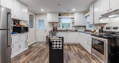 Spacious & Stylish ~ Near TIEC ~ Patio ~ Fire Pit!
