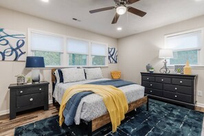 3 bedrooms, desk, iron/ironing board, free WiFi