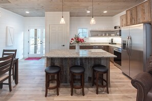 冷蔵庫、電子レンジ、オーブン、コンロ