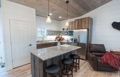 Creek front, Hot Tub, Starlink Wi-Fi, Firepit