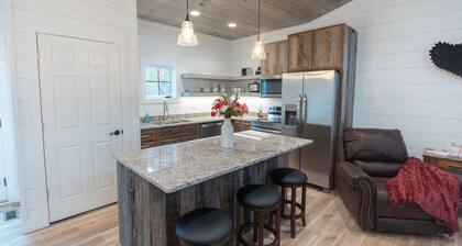 Creek front, Hot Tub, Starlink Wi-Fi, Firepit