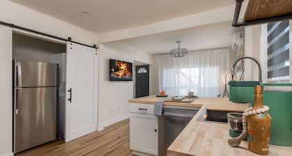Modern 2 bed 1 bath next to Midtown with a lovely yard!