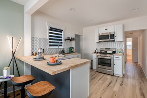 Kjøleskap, mikrobølgeovn, ovn og kokeplater