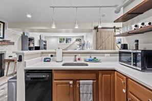 Microonde, piano cottura, lavastoviglie, macchina per tè/caffè