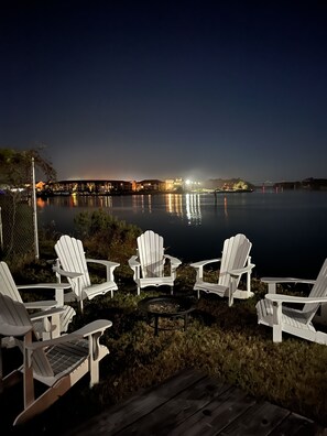 Property grounds - 5 min walk to beach! Perfect for Families!!Cheoy Lee Sailboat stay!Dog friendly! (Carolina Beach)