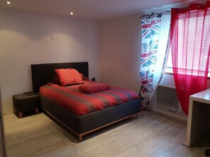 6 bedrooms, iron/ironing board, travel crib, free WiFi - Lovely loft with private pool (Le Creusot)