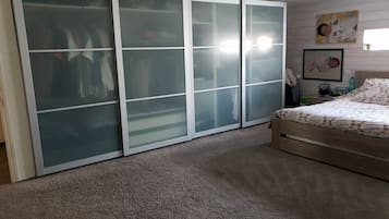 6 habitaciones, tabla de planchar con plancha y cuna de viaje