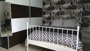 6 bedrooms, iron/ironing board, travel cot, free WiFi