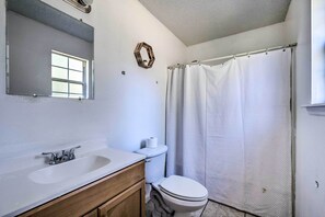 Hair dryer, towels - Sunny Abode, 10 Mi to University of Florida! (Gainesville)