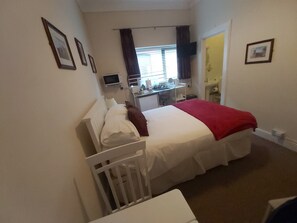 1 slaapkamer, een strijkplank/strijkijzer, gratis wifi, beddengoed