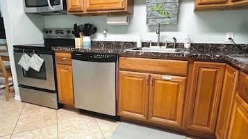 Kylskåp, mikrovågsugn, ugn och spishäll