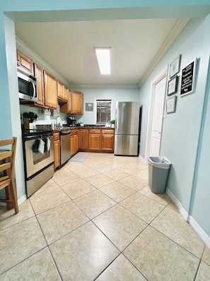 Fridge, microwave, oven, stovetop - Captain's Quarters, Fort Lauderdale, FL (Fort Lauderdale)