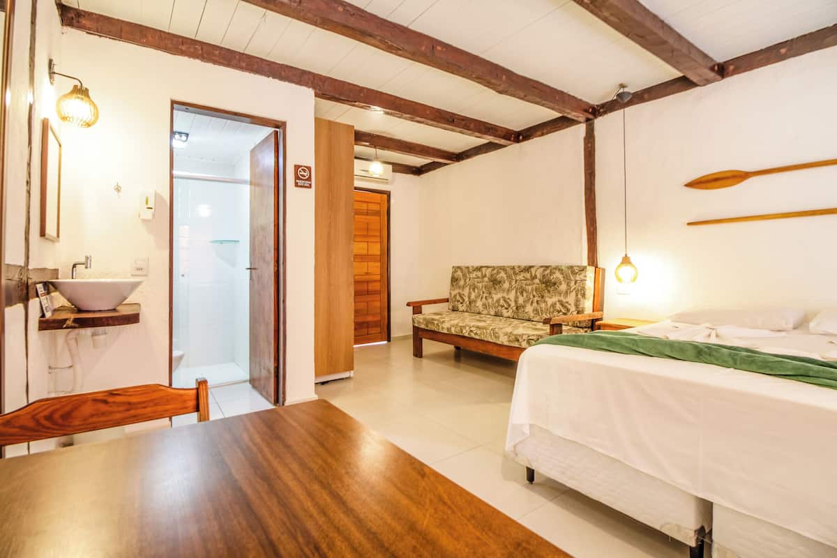 Suite Luxo Varanda | 1 kamar tidur, minibar, Wi-Fi gratis, dan seprai linen