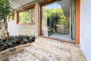 Minibar, free WiFi, bed sheets